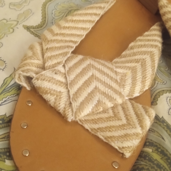 Elegant Women's Tan and Cream Sandals Pre-owned - Picture 4 of 8